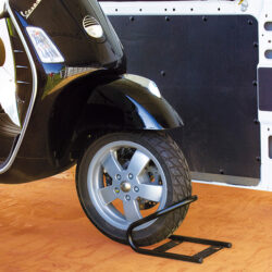 Фото — Fiamma Carry-Moto крепление для мотоцикла в гараже автодома 2