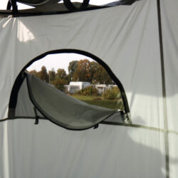 Фото — Бескаркасные палатки Reimo на заднюю дверь минивена 4