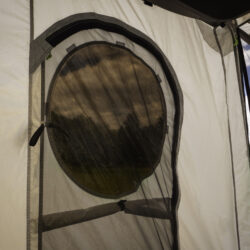 Фото — Бескаркасные палатки Reimo на заднюю дверь минивена 2