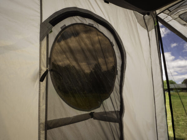 Бескаркасные палатки Reimo на заднюю дверь минивена 1