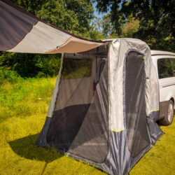 Фото — Бескаркасные палатки Reimo на заднюю дверь минивена 3