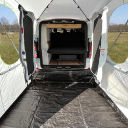 Фото &mdash; Бескаркасные палатки Reimo на заднюю дверь минивена 6