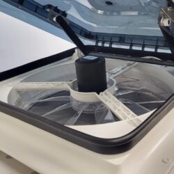 Фото &mdash; Люк крышный TYTXRV с вентилятором 2